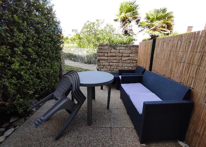 Studio Avec Terrasse Et Parking 200M Plage Et Commerces